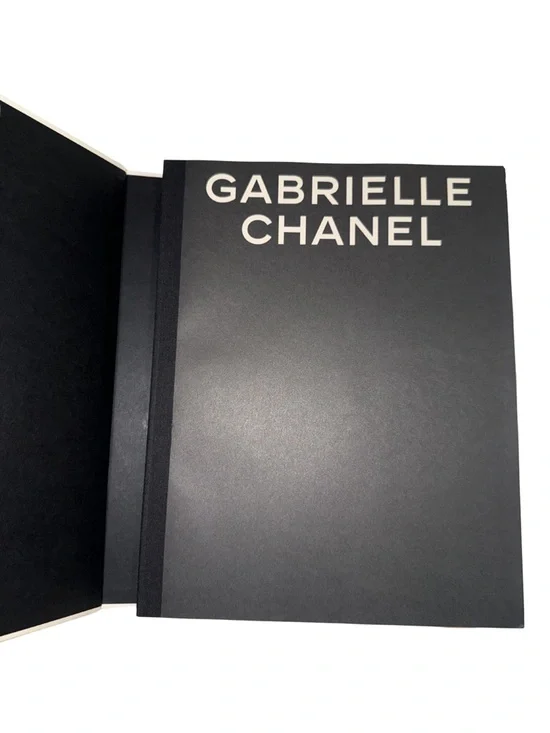 Gabrielle Chanel Fashion Manifesto - Picture 4 of 5